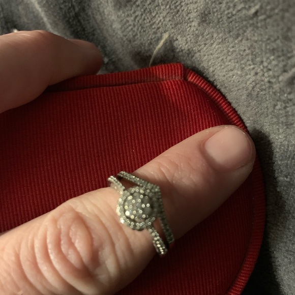 Size 7 engagement ring with wedding band - Picture 5 of 8